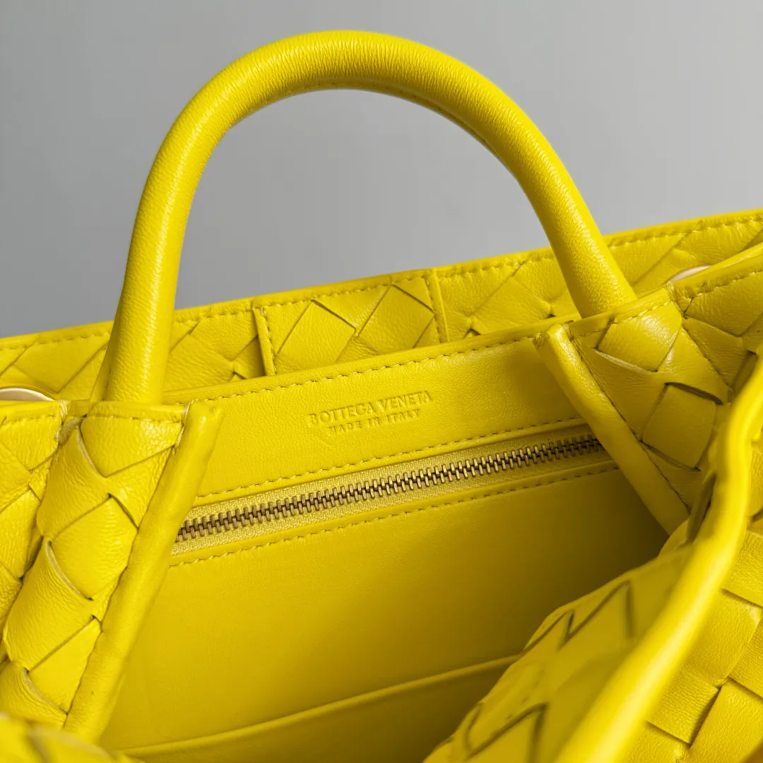 The new Andiamo batch of 3060 BV is shipped‼ ️The classic intercciato weaving process is used to create a soft bag, the metal knot is made of micro-cast aluminum using jewelry technology🪢, and the decorative beads are made of metal and hand-polished oak, allowing you to jump repeatedly between elegance and fun💃, making it unpredictable. Classic and versatile, it shows off your temperament, and the bag has a large capacity, making it very convenient for daily commuting! It has a variety of carrying methods, the shoulder straps can be adjusted by yourself, the original lambskin feels soft and delicate, and the unisex style breaks gender boundaries and brings a more practical and long-lasting use experience. The Andiamo, which has both elegant and casual styles, perfectly interprets the "fashionable old money style". Style number: 743568+wood hardware Color: sulfur color Size: 25*22*10.5cm